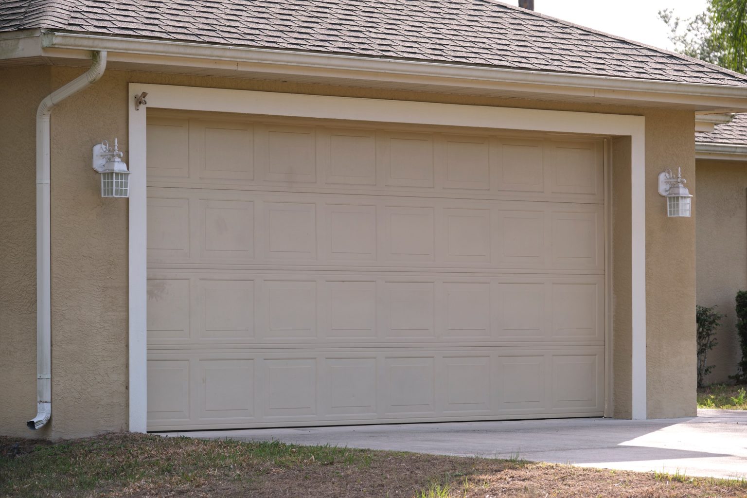 wide-garage-double-door-and-concrete-driveway-of-new-modern-american-house-1-1536x1024 (1)